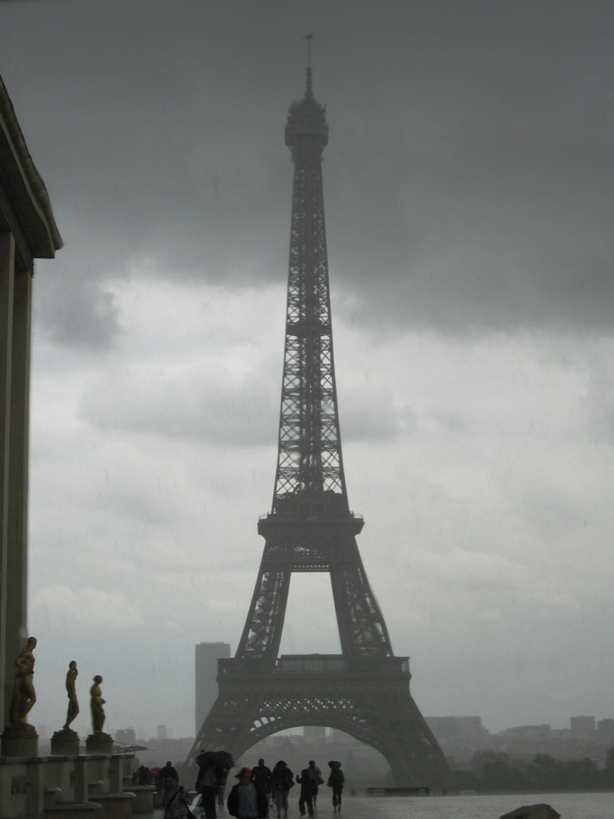 Parigi- La torre Eiffel sotto un cielo grigio- 126